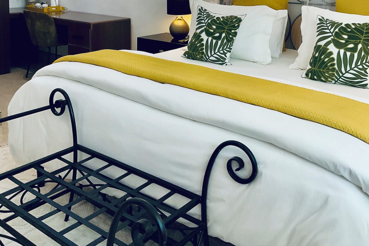 Classic Double Room | Iron/ironing board, WiFi (free), bed sheets