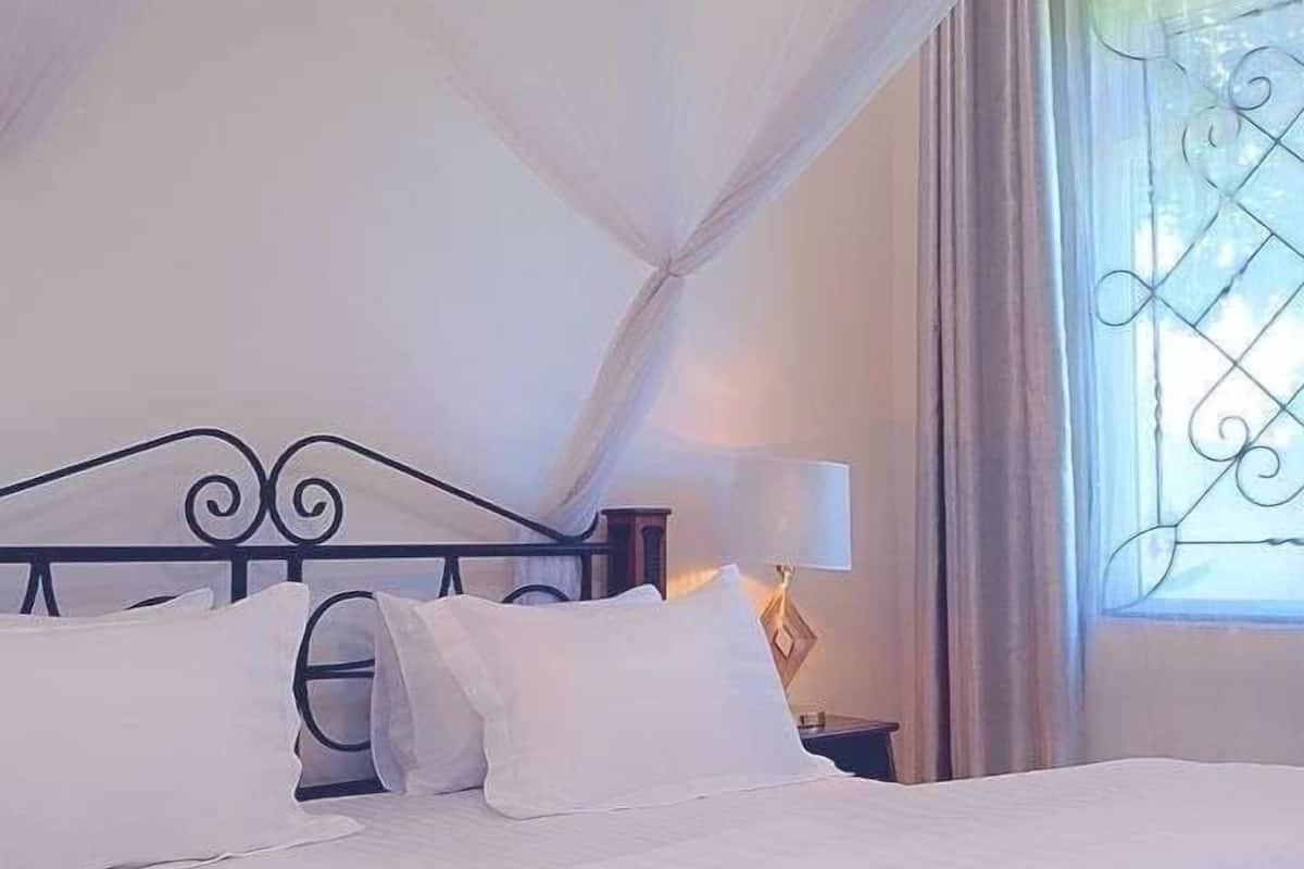 Deluxe Double Room, Garden View | Iron/ironing board, WiFi (free), bed sheets