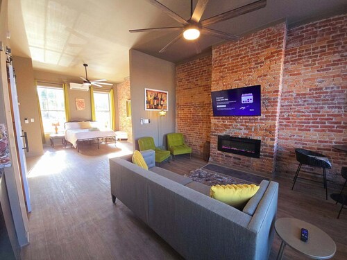 Stylish Pet-Friendly 1BR Studio with fenced in back yard, private parking, WIFI