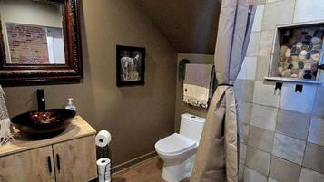 Haartrockner, Handtücher, Seife, Toilettenpapier