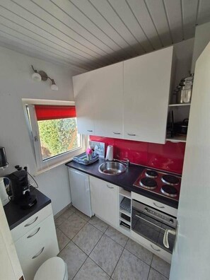 Refrigerador, horno, placa de cocina, cafetera/tetera