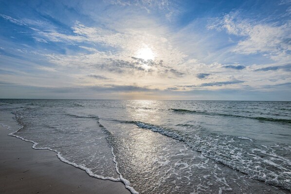 Beach nearby, sun-loungers - Unobstructed magnificent sunsets all year long! (Indian Shores)