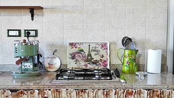 Réfrigérateur, micro-ondes, plaque de cuisson, cafetiÚre/bouilloire