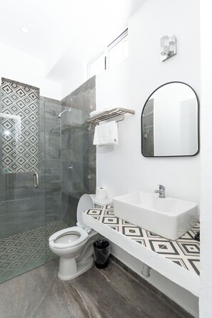 Standard Quadruple Room | Bathroom | Shower, hair dryer, towels, soap - Safiro Suites Guayabitos Apartments (Rincón de Guayabitos)