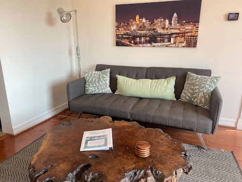 River View 1-bedroom house with WiFi Close to Downtown & Stadiums
