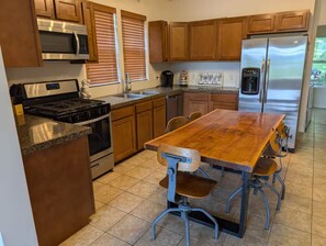 Mikrobølgeovn, ovn, kokeplater og oppvaskmaskin