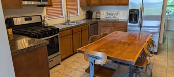 River View 1-bedroom house with WiFi Close to Downtown & Stadiums