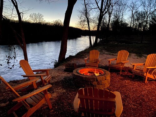 The Betty - Elk River Front Tiny Cabin in Noel, MO