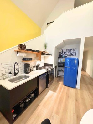 Fridge, microwave, oven, stovetop - Roadside At The Commons - Dog Friendly (Seaside)