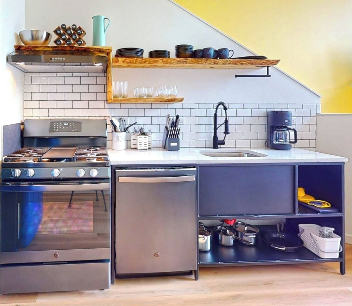 Een koelkast, een magnetron, een oven, een kookplaat