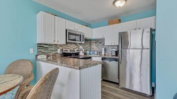 Lemari es, microwave, oven, dan mesin pencuci piring