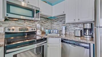 Lemari es, microwave, oven, dan mesin pencuci piring