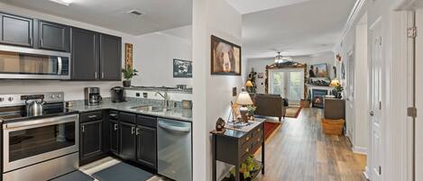 Frigorifero, microonde, forno, lavastoviglie