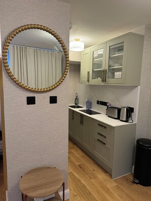 Kühlschrank, Mikrowelle, Ofen, Toaster