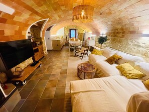 Smart-TV, peis, DVD-spiller og musikkbibliotek