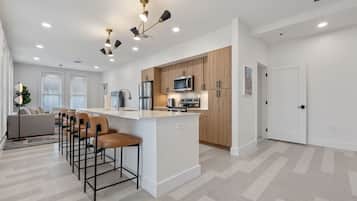 Refrigerador con congelador, microondas, horno y parrilla de estufa