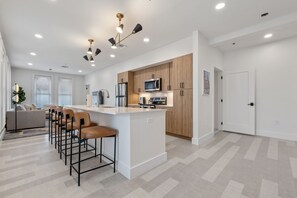 Full-size fridge, microwave, oven, stovetop - The Continental, powered by Placemakr - Downtown - Market Square (San Antonio)