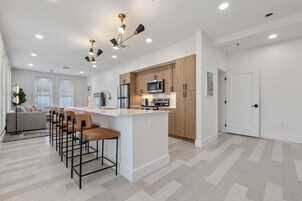 Full-sized fridge, microwave, oven, stovetop