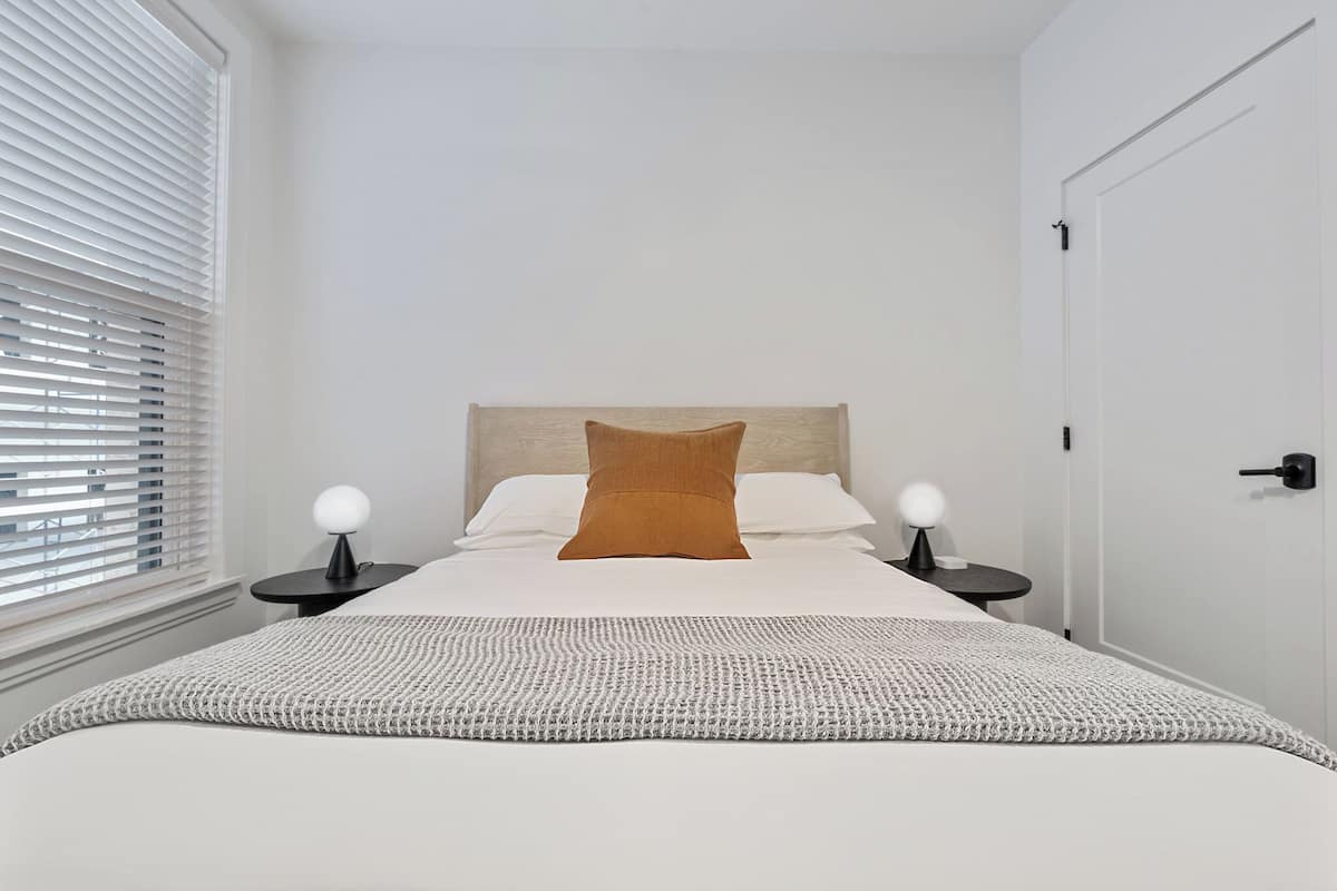 2 slaapkamers, een strijkplank/strijkijzer, gratis wifi, beddengoed