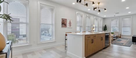 Full-size fridge, microwave, oven, stovetop