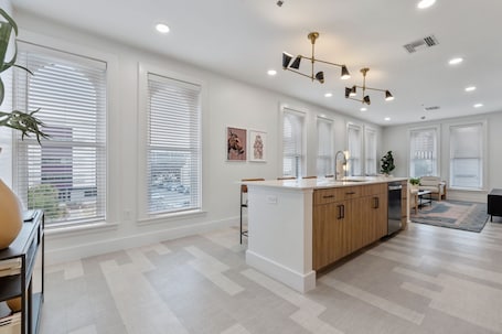 Refrigerador con freezer, microondas, horno, placa de cocina