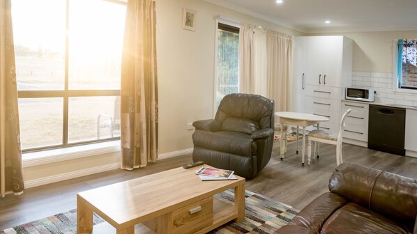 Smart TV - The Nestled Inn located in South Tamworth (South Tamworth)