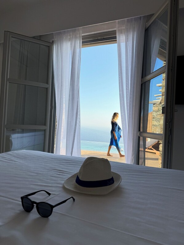 Suite Studio Luxe, piscine privée, vue mer | Literie de qualité supérieure, surmatelas