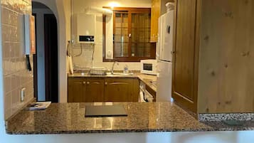 Appartamento | Cucina privata | Frigorifero, microonde, forno, piano cottura