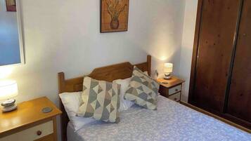 3 slaapkamers, een strijkplank/strijkijzer, gratis wifi, beddengoed