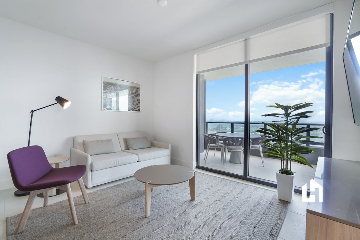 Apartment, 3 Bedrooms, Balcony, Bay View | Living room