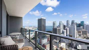 Apartemen, balkon, pemandangan laut sebagian | Balkon