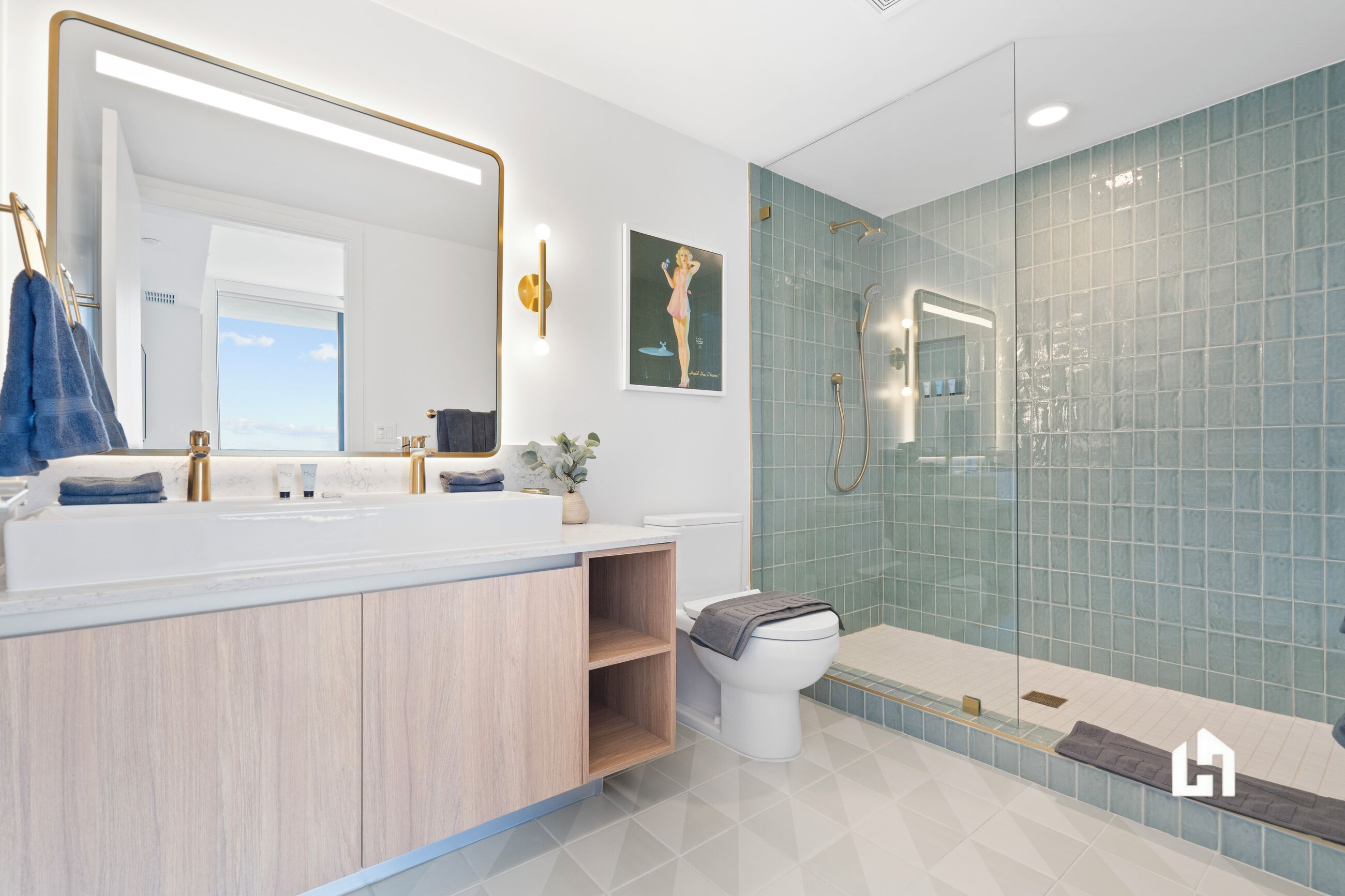 Een moderne badkamer met een grote spiegel, twee wastafels, een toilet en een douche met glazen wanden.
