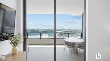 Apartment, 3 Bedrooms, Balcony, Ocean View | Living area