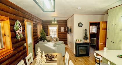 Westby Hideaway: Charming & Cozy 2-Bedroom Cabin on a Peaceful Dead-End Road.