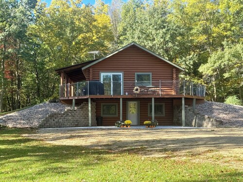 Westby Hideaway: Charming & Cozy 2-Bedroom Cabin on a Peaceful Dead-End Road.  