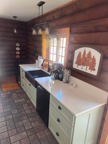 Westby Hideaway: Charming & Cozy 2-Bedroom Cabin on a Peaceful Dead-End Road.  