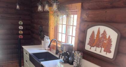 Westby Hideaway: Charming & Cozy 2-Bedroom Cabin on a Peaceful Dead-End Road.