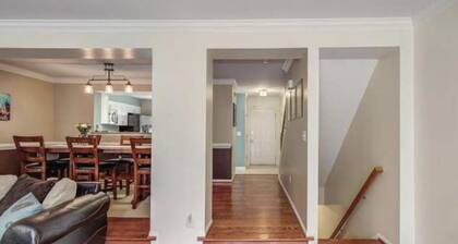 3-bedroom townhome in peaceful Springfield with WiFi, AC