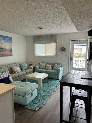 Smart TV - Ocean Blk, Bay/Ocean view, Easy walk to beach & best food and bars 2 Full Baths. (Ocean City)
