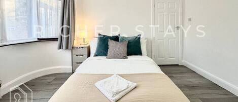 4 室のベッドルーム、デスク、アイロン / アイロン台、旅行用ベビーベッド