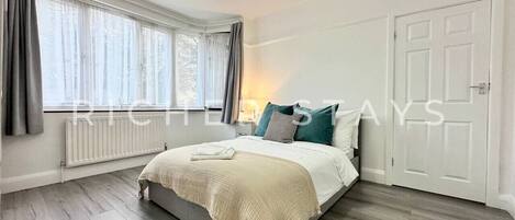 4 slaapkamers, een bureau, een strijkplank/strijkijzer, reisbedje