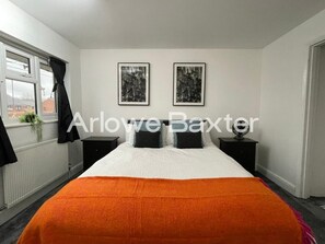 3 bedrooms, desk, iron/ironing board, travel cot - Spacious 4-Bedroom Home | Driveway & Garden (Greater London)