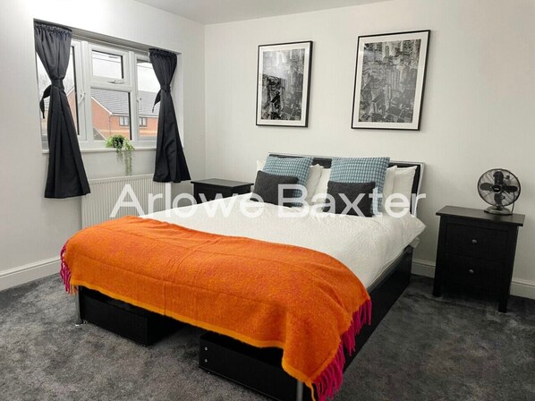 3 makuuhuonetta, työpöytä, silitysrauta/-lauta, vauvan matkasänky