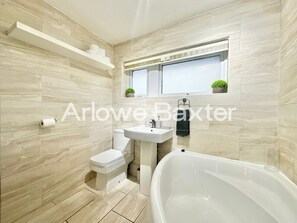 Kostenlose Toilettenartikel, Haartrockner, Bademäntel, Hausschuhe