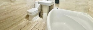 Free toiletries, hair dryer, bathrobes, slippers - Spacious 4-Bedroom Home | Driveway & Garden (Greater London)