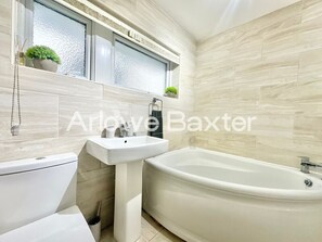 Ilmaiset hygieniatuotteet, hiustenkuivaaja, kylpytakit, tohvelit