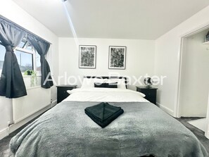 3 makuuhuonetta, työpöytä, silitysrauta/-lauta, vauvan matkasänky