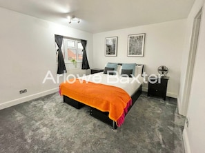 3 bedrooms, desk, iron/ironing board, travel crib
