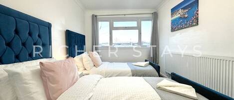 3 quartos, escrivaninha, ferros/tábuas de passar roupa, berço de viagem