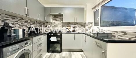 Refrigerador, microondas, horno y parrilla de estufa